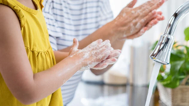 Zwei Menschen waschen sich die Hände mit Seife