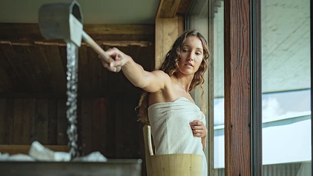 Eine Frau in der Sauna