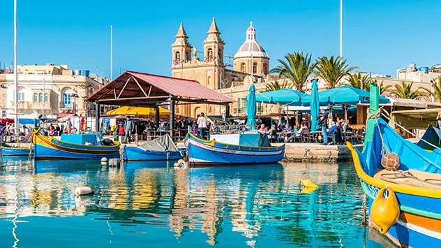 Bunte Luzzu-Boote im Hafen von Marsaxlokk. 