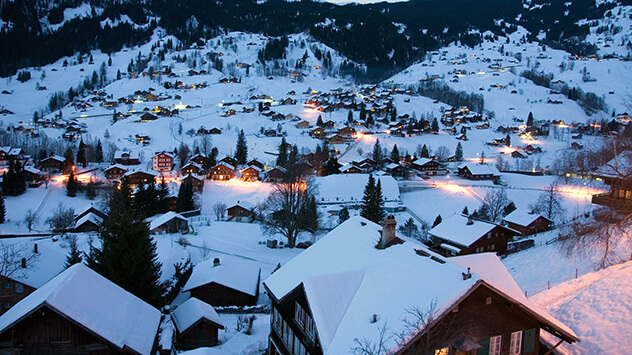 Beleuchtete Häuser in Grindelwald am Abend