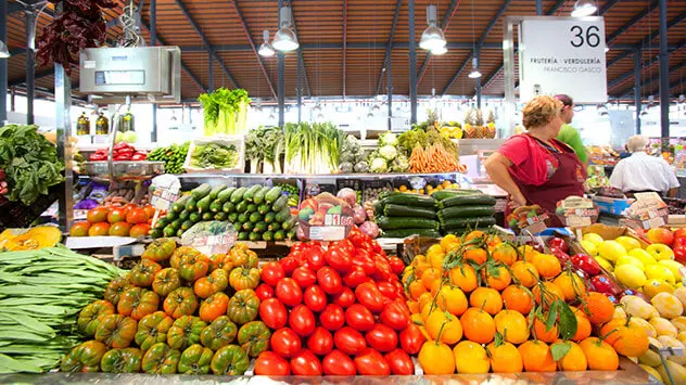 Obst und Gemüse in einer Markthalle