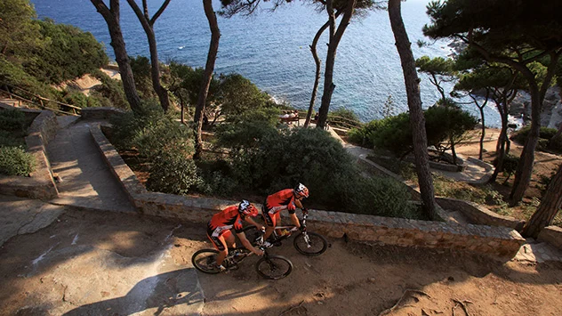 Fahrradfahren in Katalonien - Bild: djuliacablepress Gravelbiker auf der Pirinexus-Route