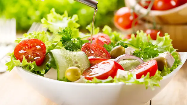 Griechischer Salat mit Tomaten, Gurken, Oliven und Feta-Käse