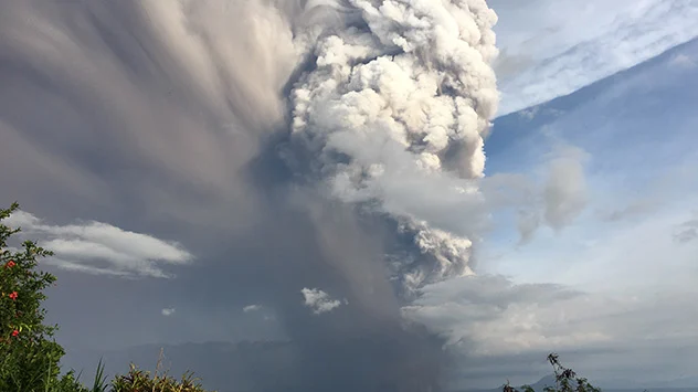 Vulkanausbruch des Taal auf den Philippinen mit riesiger Aschewolke