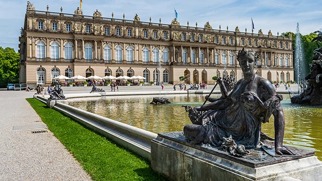 Das Schloss Herrenchiemsee mit der Parkanlage und den Skulpturen