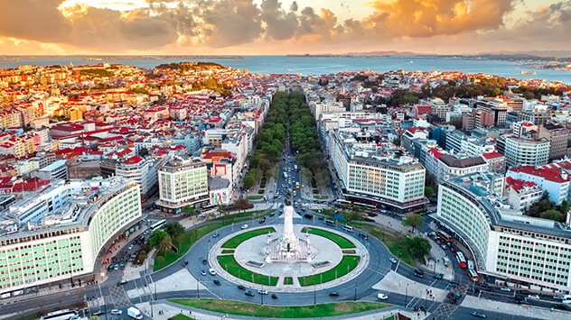 Blick auf große Straße mit Kreisverkehr in Lissabon