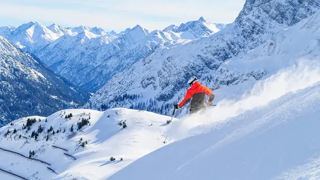 Freerider stürzt sich einen steilen Hang hinunter