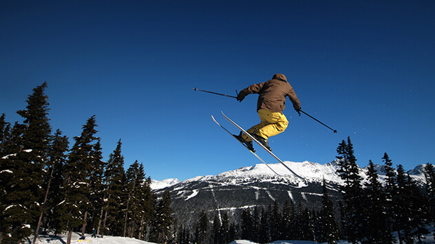 Skifahrer springt auf der Piste