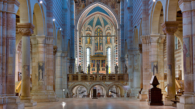 Blick in den Mittelgang der Basilika San Zeno