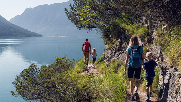 Familie wandert auf einem Pfad am Achensee