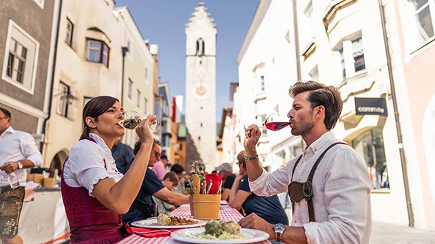Ein Paar das kulinarische Angebot beim beim Sterzinger Knödelfest.