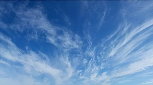 Eiswolken (Cirren) am blauen Himmel