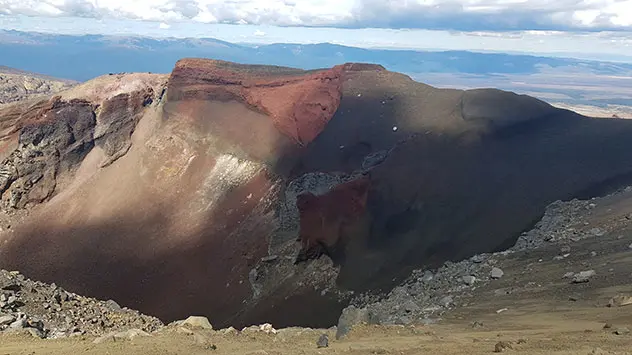 Hier ist der Red Crater ungefähr in der Mitte des Wanderwegs zu sehen