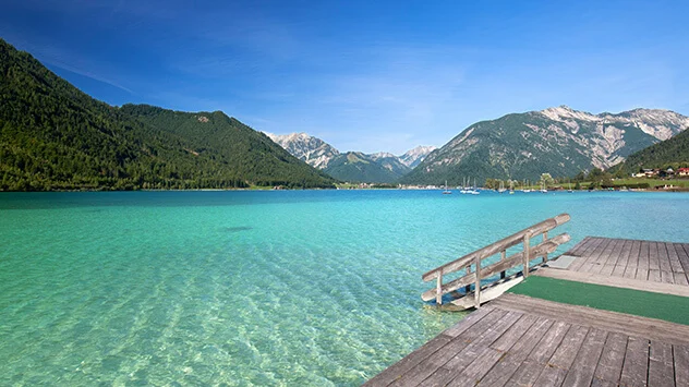 Blick über den blauen Achensee in Tirol