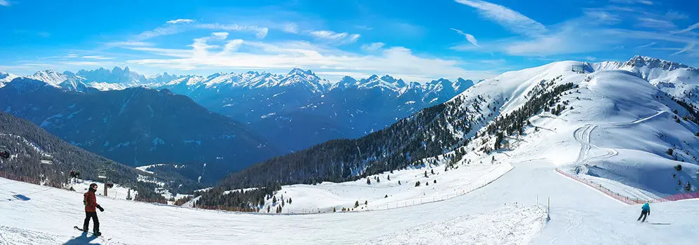 Blick auf ein alpines Skigebiet