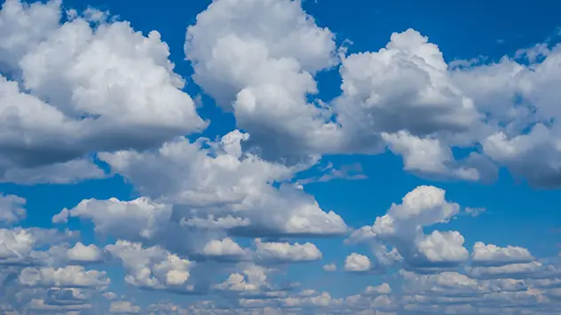 Wenn nur ein Teil des Himmels mit Wolken bedeckt ist, dann müsst ihr die Wolken in Gedanken zusammenschieben