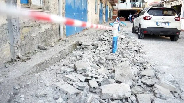 Cutremurele din ce în ce mai puternice au provocat deja pagube la clădirile din orașul Pozzuoli.