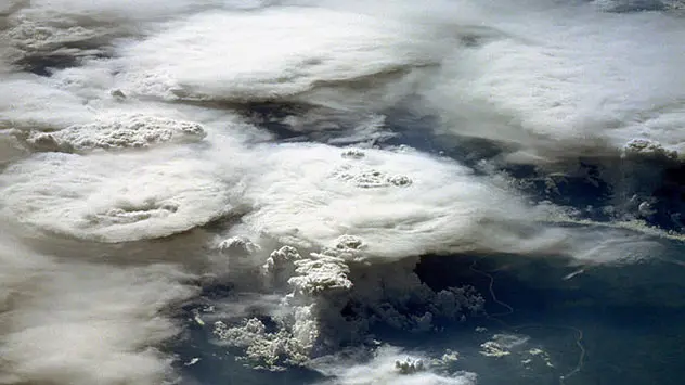 Aufnahme von Gewittertürmen eines Taifuns von oben