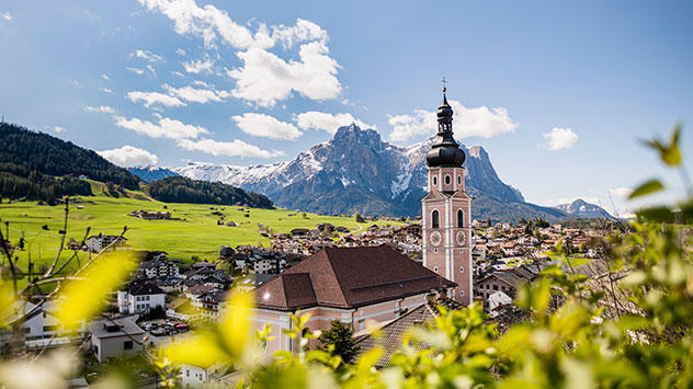 Kirche und Dorf mit Alpenpanorama