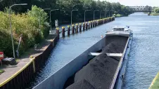 Kohle wird durch eine Schleuse am Rhein transportiert