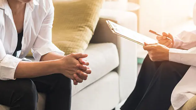 Ärztliche Hilfe bei Herbstdepression Patient spricht mit Therapeut
