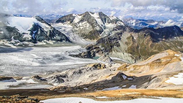 Hochalpine Landschaft mit Geröll, Eis und Felsen