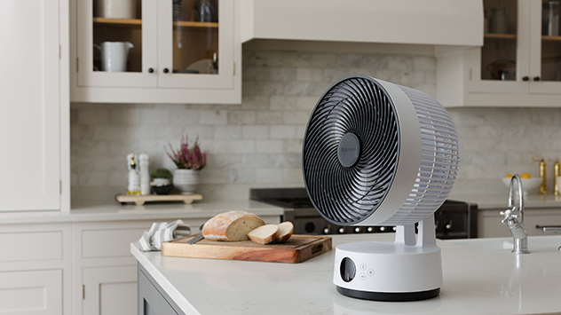 Der kompakte MeacoFan Sefte® 8 Tischventilator mit Akku in einer Küche. 