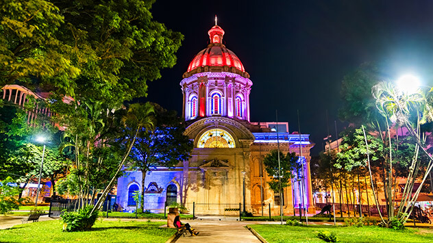 Bunt beleuchtete Kirche in Asunción bei Nacht