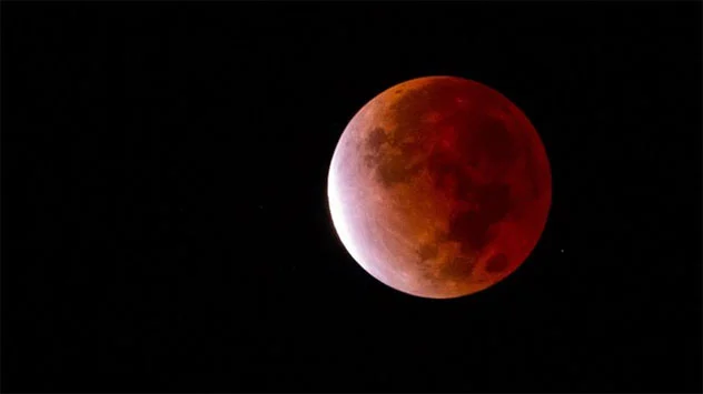 Bild: dpa Auch bei einer Teil-Mondfinsternis erscheint der Mond rötlich.