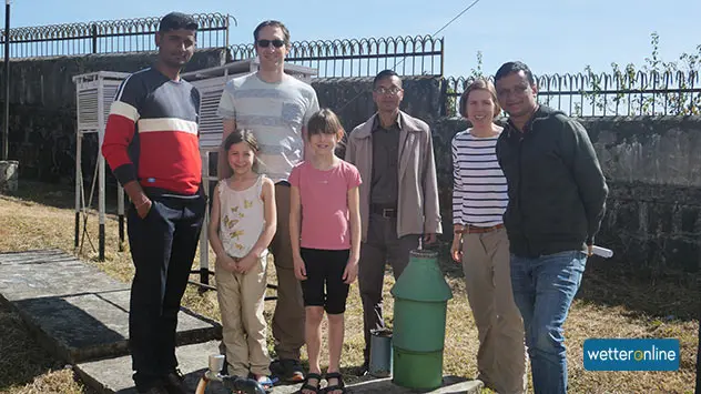 Wir mit den indischen Kollegen an der Wetterstation in Cherrapunji. Der grüne Behälter im Bild ist der Regenmesser. 