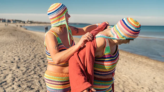 Eisbaden in der Ostsee - Bild: TMV/Gross Nach dem Baden ziehen sich die Frauen schnell einen Mantel an und helfen sich dabei gegenseitig.