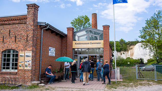 Besucher vor dem Kreidemuseum