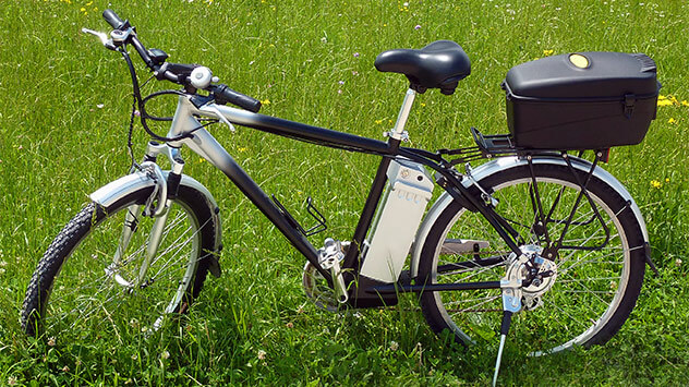 e-Bike steht in grüner Wiese 