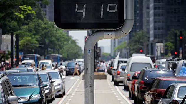 Stau auf eine Hauptstraße in Sao Paulo bei 41 Grad