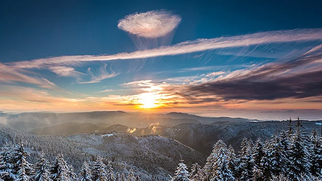 "Quallenwolke" mit Fallstreifen am Winterhimmel während Sonnenuntergang