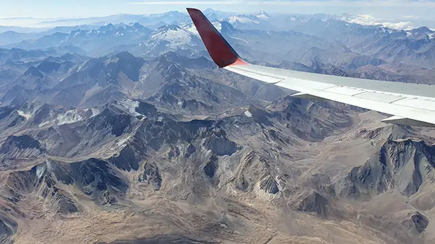 Eine wundervolle Aussicht aus dem Flugzeugfenster über die Anden