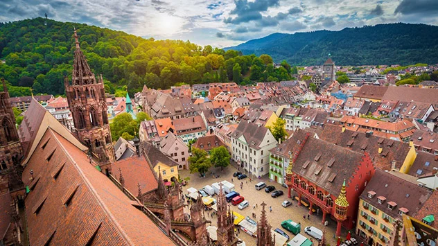 Blick über den Marktplatz von Freiburg und die Umgebung vom Münster aus