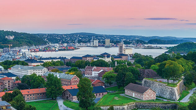 Rosafarbener Himmel über Oslo