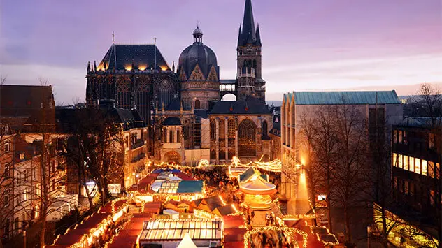 Blick auf den Aachener Dom und den Weihnachtsmarkt auf dem Vorplatz