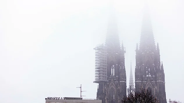 Die Türme des Kölner Doms verschwinden im Hochnebel.