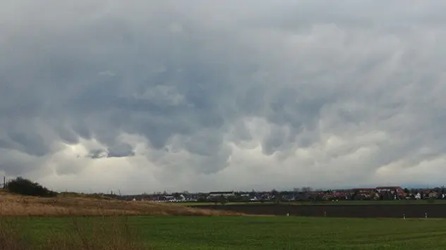 Wintergewitter mit Mammatus-Wolken über Feld