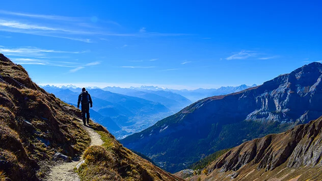 Wanderer auf schmalen Pfad am Torrenthorn