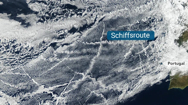 Im Satellitenbild waren Schiffsrouten vor 2020 wie hier im Atlantik deutlich anhand der hellen Wolkenspuren zu erkennen.