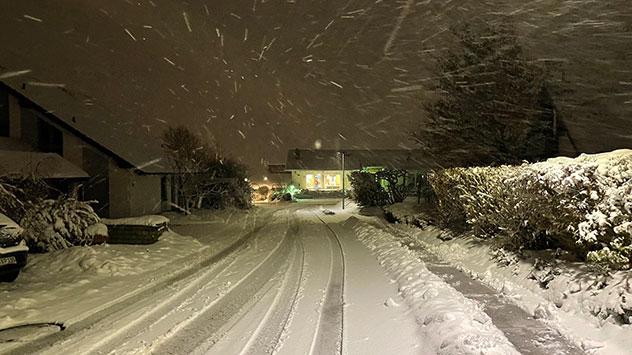 In der Nacht schneit es dann auch in den südlichen Mittelgebirgen ordentlich, wie hier in Heroldstatt auf der Schwäbischen Alb.