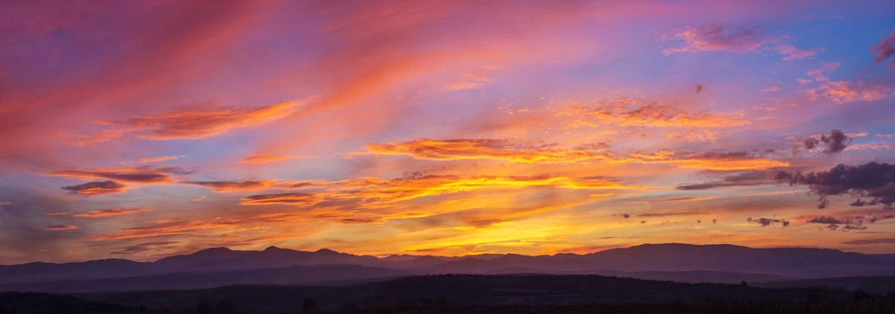 Farbenspiel am Himmel in der Dämmerung