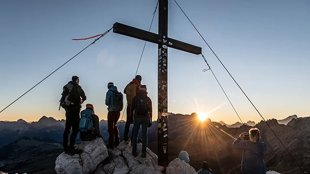 Eine Gruppe Wanderer am Gipfelkreuz
