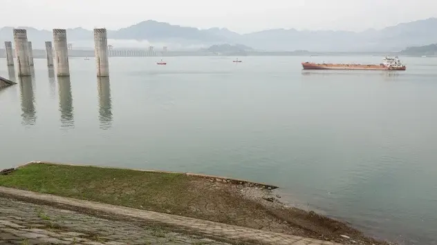 Nivelul apei din rezervorul Three Gorges este în scădere în Yichang, provincia Hubei, China. 