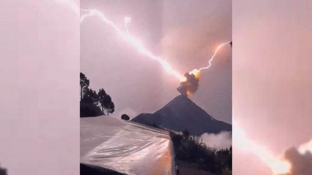 El impacto de rayos sobre el volcán dejó imágenes espectaculares. 