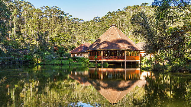 Lodge an einem Wasserloch im Regenwald