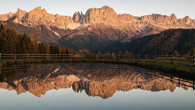 Berge spiegeln sich in einem See